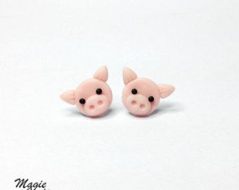 Pig piggy stud earrings in Polymer Clay Miniature Things, Amazing Artists, Earrings Polymer, Glass Lampwork, Pasta Francesa, Vintage Marketplace, Clay Charms, Stunning Jewellery, Pigs