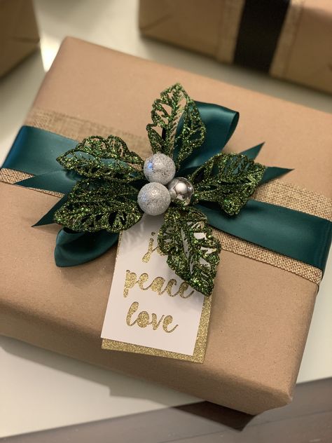 Pretty Xmas Wrapping, Christmas Packaging For Small Gifts, Pretty Wrapped Gifts, Present Toppers Christmas, Elegant Gift Wrapping Classy, Gift Wrapping Christmas, Fancy Gift Wrapping Ideas, Christmas Present Wrapping, Present Wrapping Ideas