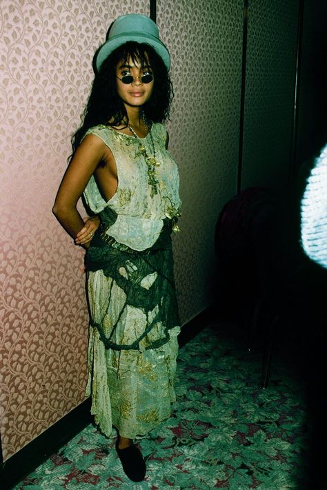 90s fashion: Lisa Bonet wearing oval sunglasses, a sheer dress and a top hat Nineties Fashion, The 90s Fashion, Emerging Designers Fashion, Lisa Bonet, 90s Trends, Earthy Outfits, 90's Fashion, 1990s Fashion, Gal Gadot