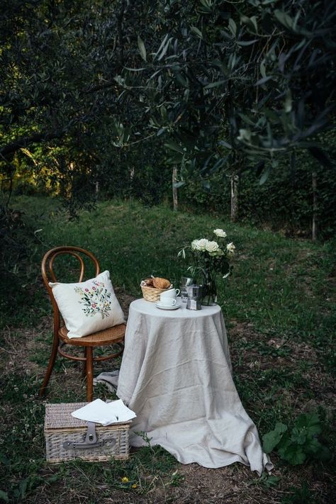 French Picnic, Sunday Morning Breakfast, Chateaux Interiors, Spring Interiors, Picnic Inspiration, Picnic Decorations, Farm Lifestyle, Garden Picnic, Spring Photoshoot