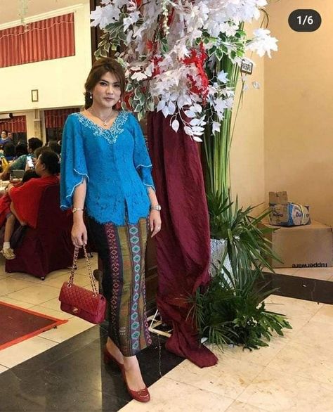 baju batik ibu ibu model baju batik kantor wanita berjilbab modern model baju batik kerja wanita elegan model baju batik kantoran wanita terbaru model baju batik kerja guru model baju batik atasan wanita lengan panjang modern seragam batik kantor modern model baju batik elegan dan mewah model baju batik kerja wanita tunik model jahitan baju batik wanita terbaru model atasan batik wanita elegan baju batik baju batik modern baju batik wanita baju batik wanita kerja baju batik modern atasan baju ba Atasan Brokat Simple, Hijau Sage, Renda Kebaya, Kebaya Simple, Dress Brokat Modern, Kebaya Modern Dress, Dress Kebaya, Kebaya Brokat, Batik Modern