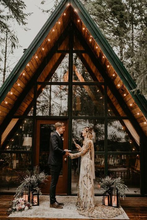 planning a small wedding with intimate vow ceremony Trailer Wedding, Airbnb Wedding Venues, Airbnb Wedding, Urban Wedding Venue, Joshua Tree Wedding, Cabin Wedding, 1920s Wedding, Wedding Venue Inspiration, Mount Rainier National Park