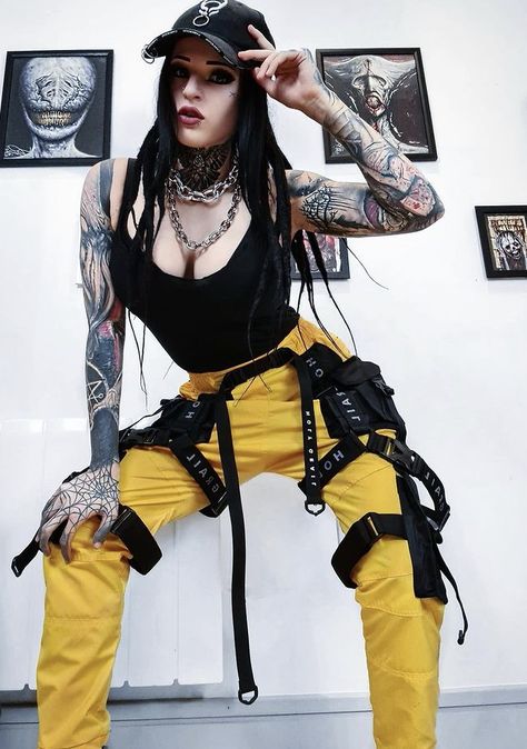 Bright Techwear, Tech Gear Outfits, Techwear Women Aesthetic, Warcore Outfits Women, Cyberpunk Female Outfit, Neon Cyberpunk Aesthetic Outfit, Cyberpunk Clothing Female, Cyberpunk Birthday, Yellow Techwear