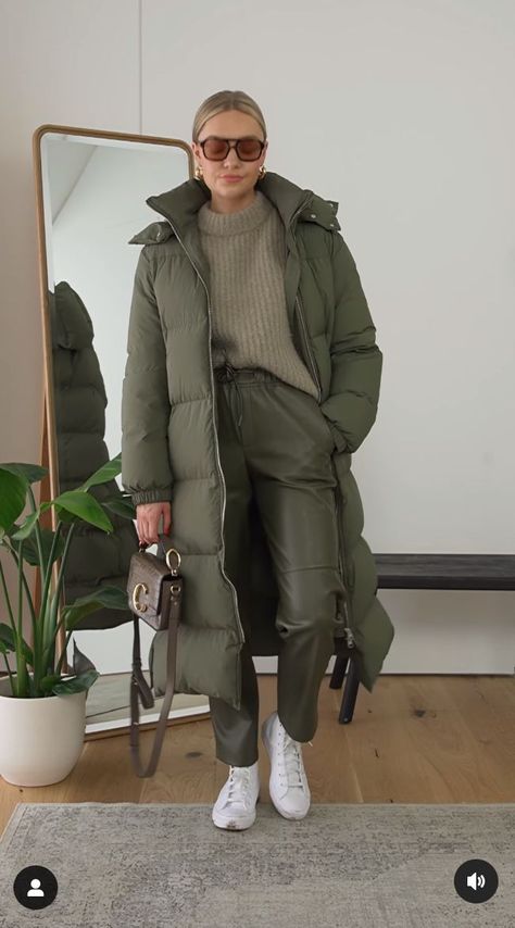 Long Parka Outfit, Parka Outfits, Olive Green Jacket Outfits, Green Parka Outfit, Parka Jacket Outfit, Colorful Winter Outfits, Green Jacket Outfit, Green Parka Jacket, Parka Outfit