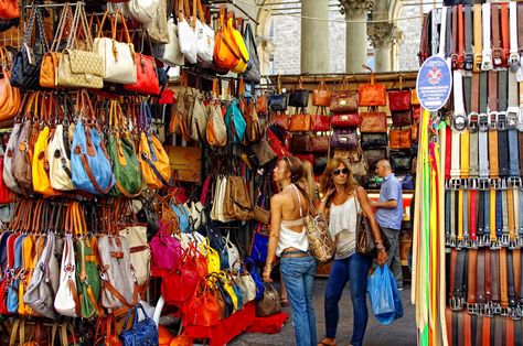 All About Leather Markets in Florence - Devour Tours Florence Shopping, San Lorenzo Market, Shopping In Italy, Arno River, Santa Maria Novella, Leather Factory, Italian Leather Bags, Florence Italy, Leather Shops