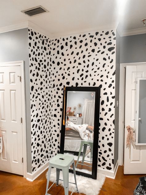 DIY Dalmatian print wall Aesthetics Room Decor, Lights Room, Room Decoration Bedroom, Room Decoration Aesthetic, Decorations Lights, Dalmatian Print, Cute Bedroom Decor, Cozy Room Decor, Room Design Bedroom