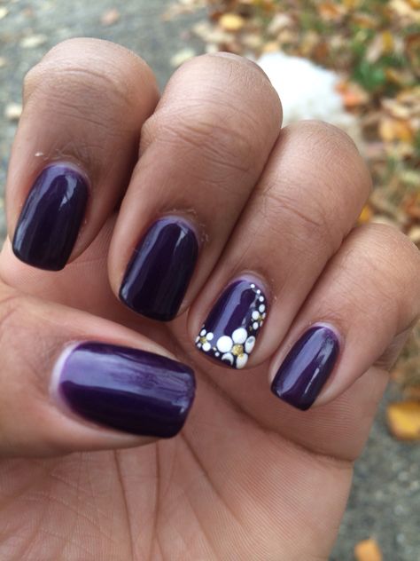 Dark purple gel polish with designs Dark Purple Gel Nails Ideas, Short Dark Purple Nail Ideas, Dark Purple Nail Designs Short, Dark Purple Gel Nails, Short Dark Purple Nails, Purple Nails Designs Short, Dark Purple Nail Art, Dark Purple Nails Ideas, Dark Purple Nail Designs