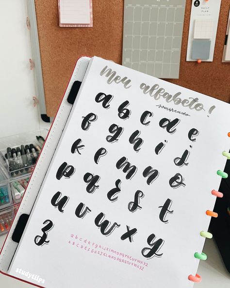 Alfabeto Lettering Brush, Alfabeto Brush Pen, Letting Alfabeto, Artes Lettering, Alfabeto Lettering, Brush Lettering Alphabet, Bullet Journal Hand Lettering, Handwriting Examples, Pretty Handwriting