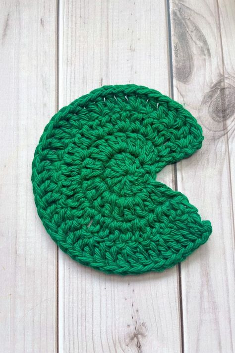 Crochet Lily Pad Coaster Pattern - thecaffeinatedsnail.com Lily Pad Crochet Pattern Free, Crochet Lilly Pad, Crochet Lily Pad Pattern Free, Lily Pad Crochet Pattern, Water Lily Crochet, Crochet Lily Pad, Lily Crochet Pattern, Crochet Lily, Coaster Crochet