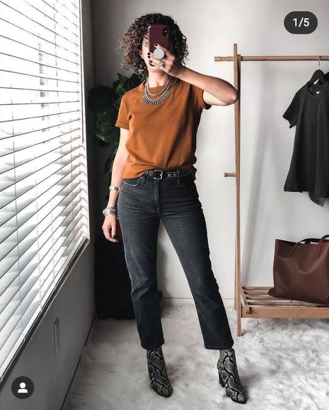 Office Outfits Women Spring 2023, Copper Shirt Outfit, Brown Shirt Black Pants Outfit, Brown Shirt And Jeans Outfit, Brown Tshirt Outfit Women, Brown Tee Outfit, T Shirt Work Outfit, Brown And Black Outfits, Brown T Shirt Outfit