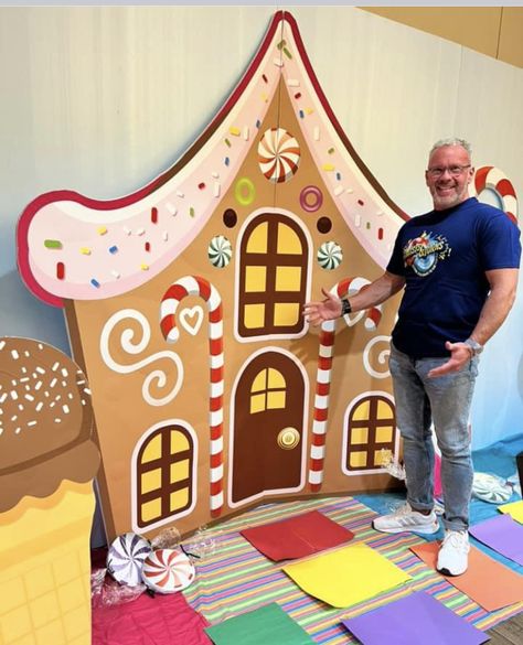 Gingerbread Stage Decorations, Christmas Party Decorations Diy Backdrop, Card Board Gingerbread House, Gingerbread Photo Booth, Large Cardboard Gingerbread House Diy, Gingerbread House Decorations Classroom, Cardboard Gingerbread House Diy Lifesize, Christmas Float Ideas Parade, Santas Workshop Decoration