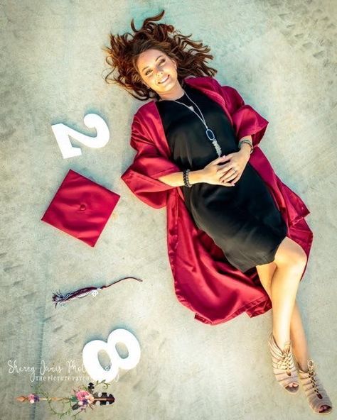 Graduation Picture Ideas, High School Graduation Pictures, Grad Picture Ideas, Senior Year Pictures, Cap And Gown Pictures, Graduation Pic Ideas, Ideas For Photography, College Graduation Photoshoot, College Senior Pictures