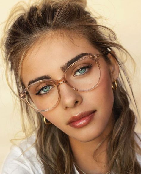 Gold Frame Glasses Women, Brunettes With Glasses, Classy Glasses Frames For Women, Oversize Glasses, Gold Frame Glasses, Glasses For Round Faces, Classy Glasses, Glasses Frames Trendy, Glasses Inspiration