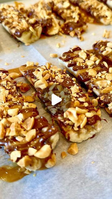 Mayra Wendolyne | Low Carb Love on Instagram: "FINALLY TRYING THE VIRAL HEALTHY SNICKERS! 🍫 

How many of you have actually tried this already!?

Recipe inspired by: @healthylittlepeach @choosingchia @eatingbirdfood ❤️❤️

All you need is: 
Bananas 
Peanut butter 
Sugar free chocolate chips
Peanuts 
Flaky salt

That’s it… you guys the hype is definitely real with this one! You will be making these on repeat! 
___
¡POR FIN PROBANDO LAS SNICKERS VIRALES SALUDABLES! 🍫 

¿¡Cuántos de ustedes ya han probado esto !?

Receta inspirada en: @healthylittlepeach @choosingchia @eatingbirdfood ❤️❤️

Todo lo que necesitas es: 
Plátanos 
Manteca de cacahuete 
Chispas de chocolate sin azúcar
Miseria 
sal en escamas

Eso es todo... ¡Chicos, el entusiasmo es definitivamente real con este! ¡Los repetirás un Healthy Snickers, 100 Calorie Snacks, Clean Snacks, Weight Watchers Recipes Desserts, Easy Mediterranean Diet Recipes, Healthy Fitness Meals, Apple Cookies, Sugar Free Chocolate Chips, Ww Desserts