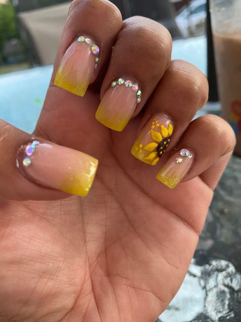 Sunflower Wedding Nails, Sunflower Nails Design Short, Sunflower Nail Ideas, Sunflower Nails Design, Fall Sunflower Nails, Toe Nail Designs For Fall, White Sparkle Nails, Rockabilly Nails, Country Acrylic Nails