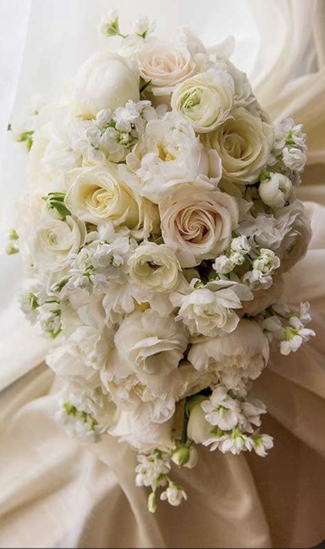 Tas Handmade, Wedding Ballroom, Bouquet Roses, Bouquet Photo, Dress Gamis, Roses White, Cascade Bouquet, Flower Studio, Neutral Wedding