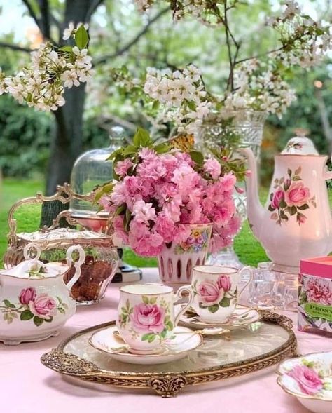 Victorian Tea Party, Tea In The Garden, Vintage Tea Parties, Tea Party Table, Pretty Tea Cups, Spring Shower, Beautiful Table Settings, Tea Party Garden, Tea Garden