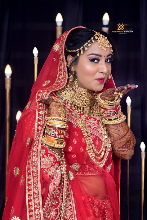 Bride Wedding Photo Shoot Couple Wedding Dress Indian Hindu, New Dulhan Pose, Wedding Dulhan Pose, विवाह की फोटोग्राफी की मुद्राएं, विवाह की दुल्हन, शादी की तस्वीरें, Bride Wedding Photos, Indian Bride Poses, Indian Bride Photography Poses