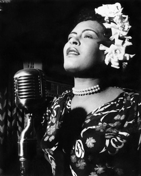 Billie Holiday (born Eleanora Fagan) April 7, 1915 – July 17, 1959) was an American jazz singer and songwriter. Billy Holiday, Arte Jazz, Cultura Hip Hop, Lady Sings The Blues, Strange Fruit, Blues Musicians, Flowers In Her Hair, First Ladies, Jazz Artists