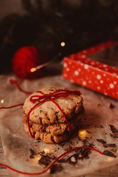 Christmas Brownies Photography, Winter Cookies Aesthetic, Christmas Dessert Photoshoot, Cookies Photoshoot Ideas, Christmas Cookie Photography, Cookie Pictures Ideas, Christmas Bakery Aesthetic, Christmas Food Photoshoot, Christmas Cookies Photoshoot