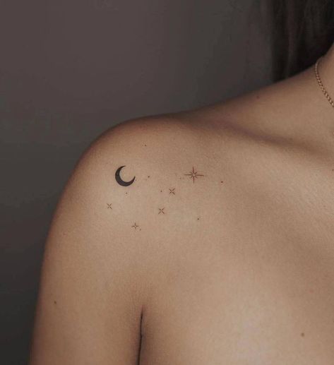 Luna Tattoo, Clavicle Tattoo, Sky Tattoos, Simple Tattoos For Women, Omerta Tattoo, Geniale Tattoos, Shoulder Tattoos For Women, Aesthetic Tattoo, Little Tattoos