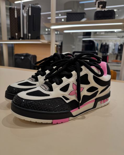 The LV Skate sneaker comes in a mix of materials and a black and white palette illuminated by pops of color. Inspired by Nineties' skate shoes, this model features thick cotton laces and an exaggerated, padded collar and tongue. Key details include a Monogram Flower on the side and an LV Vuitton signature on the tongue. #leaguefits #louisvuitton #louisvuittonbags #louisvuittonbag #louisvuittonaddict #louisvuittonlover #lvcommunity #lvworld #leaguefits #hypebeast #saks #fashionblogger #lvmono... Lv Skate Sneaker, Skate Sneakers, Black Louis Vuitton, White Palette, Model Features, Louis Vuitton Shoes, Key Details, Skate Shoes, Cotton Lace