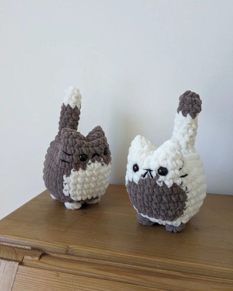 Salopette pour amigurumi – patron crochet gratuit – La Fabrique des songes Fluffy Cat Crochet Pattern, Simple Cat Crochet Pattern, Small Cat Crochet Pattern Free, How To Crochet A Cat, Easy Cat Crochet, Crochet Cat Free Pattern, Cat Crochet Pattern Free, Gato A Crochet, Gato Crochet