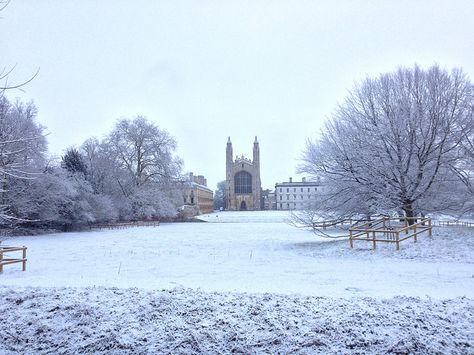 Snow makes for a beautiful punt tour of the Cambridge Backs - wrapped up with blankets and hot water bottles! Cambridge Architecture, Cambridge Uk, British Weather, How To Make Snow, Cambridge University, Cover Girl, London Bridge, Winter Wonder, Beautiful City