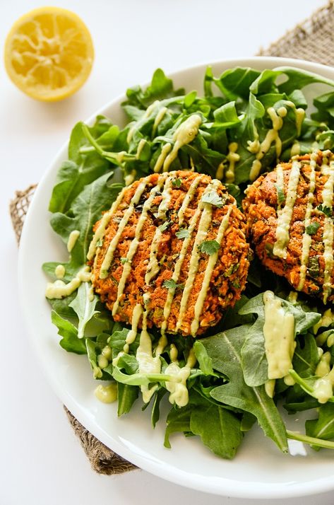 Sweet Potato and Lentil Cakes with Lemony Avocado Sauce Filling Vegetarian Meals, Lentil Cakes, Meals Under 400 Calories, Lentil Recipes Easy, Lentil Cake, Vegan Crab, Steamed Sweet Potato, Gluten Free Sweet Potato, Plats Healthy