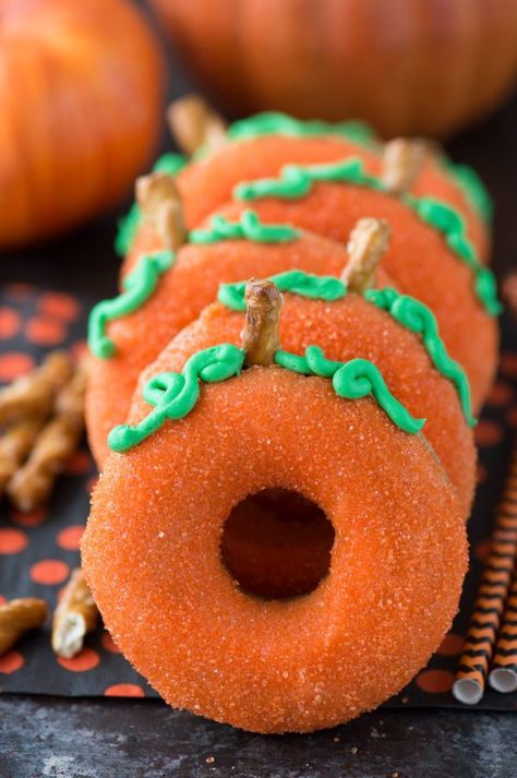 Simple, baked pumpkin spice donuts that taste and LOOK like pumpkins! These donuts that look like pumpkins add a lot of fall flare! #pumpkindonuts Doughnut Pumpkin, Fall Donuts, Donut Decorating Ideas, Pumpkin Doughnut, Halloween Donuts, Pumpkin Spice Donut, Oreo Dessert, S'mores, Pumpkin Painting