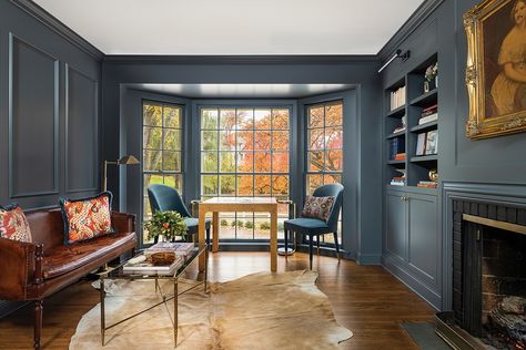 In this 1941 Colonial-style home, the study’s deep blue hue and antique furnishings are dramatic to contrast with the lighter, more airy appearance found in many of the other home's features. See the link here to read more about this traditional renovation. 📸: Spacecrafting Styling: Paula Bjerketvedt 🏠️: Charlie & Co. Design, L. Cramer Builders + Remodelers, Martha Dayton Design Modern Dutch Colonial, Green Neighborhood, Edina Minnesota, Midwest Home, Colonial Blue, Sunken Living Room, Cozy Breakfast Nook, Building Remodeling, Traditional Colonial