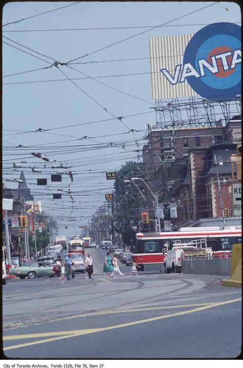 toronto queen street 1980s Queen Street Toronto, Toronto Pictures, Toronto Images, Canada History, Old Toronto, Hitching Post, Victorian Photos, Blind Spot, Street Photo