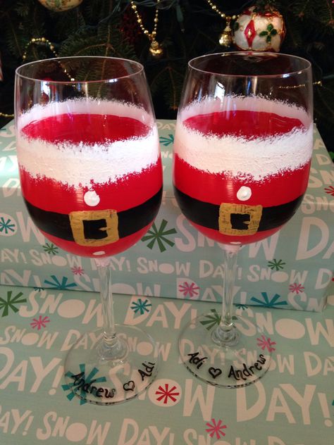 Holiday Wine Glass Painting Ideas, Christmas Wine Glass Painting, Santa Wine Glasses Diy, Wine Glass Painting Ideas Easy Christmas, Candy Cane Wine Glasses Diy, Diy Christmas Wine Glasses Paint, Hand Painted Wine Glasses Diy Christmas, Easy Christmas Wine Glass Painting, Christmas Wine Glasses Diy