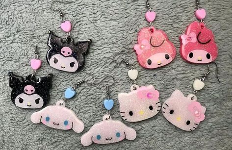 Hello Kitty Outfits, Shrinky Dink Earrings, Hello Kitty Earrings, Clay Keychain, Tanah Liat, Polymer Clay Jewelry Diy, Cute Polymer Clay, Cute Clay, Clay Jewelry Diy