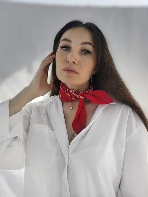 Neck Scarf Outfit, Outfit Vaquero, Bandana Designs, Bandana Neck Scarf, Portrait Studies, Bandana Neck, Bandana Style, Scarf Outfit, Bandana Styles