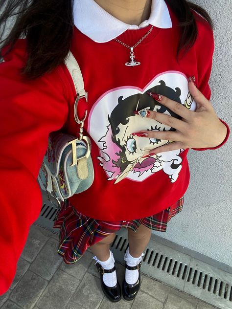 Red plate skirt, betty boop sweatshirt, Vivienne Westwood necklaces mart jane shoes preppy look aesthetic Plated Skirt Outfit, Vivienne Westwood Necklaces, Shoes Preppy, Plated Skirt, 90s Street Style, 2000s Streetwear, Future Outfit, Weekly Outfits, Preppy Look