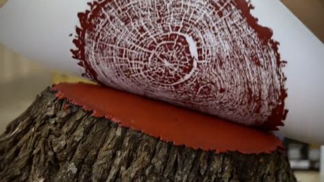 How To Make Prints From A Tree Ring - Wilker Do's Prints Of Trees, Diy Tree Ring Print, Painting On Tree Trunk Ideas, Tree Stump Print Diy, Tree Trunk Print, Tree Stump Painting Ideas, Tree Ring Art Diy, Tree Stump Art Diy Projects, Jesenske Dekoracije