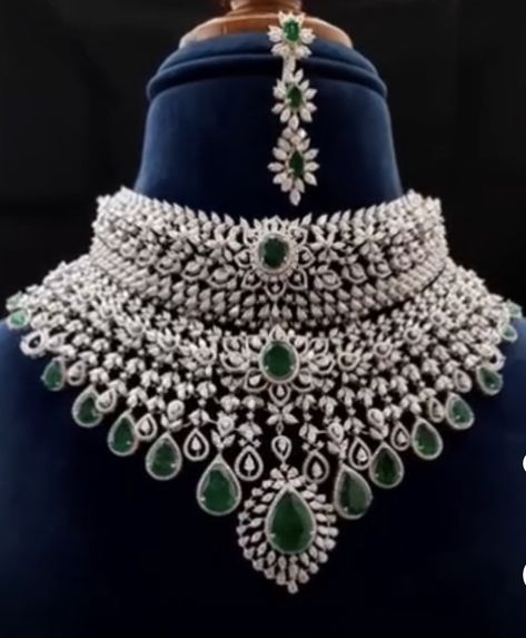 Latest Diamond Choker Sets, Heavy Diamond Necklace, Diamond Chokers, Choker Sets, Beautiful Jewelry Diamonds, Bridal Jewellery Inspiration, Bridal Diamond Necklace, Indian Wedding Jewelry Sets, Bridal Necklace Designs