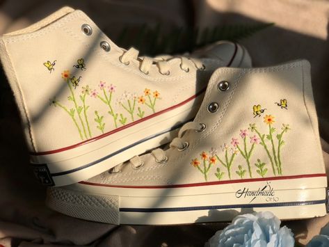 Custom Embroidery Converse shoes Flower Embroidery - Etsy Embroidery Converse, Converse Wedding, Knitted Shoes, Baskets Converse, Embroidered Converse, Converse Custom, Halloween Shoes, Wedding Converse, Wedding Embroidery