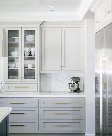 Like: cabinet/drawer from ceiling to countertop, cabinet style (non-glass), bottom drawers Backsplash Kitchen White Cabinets, Classic White Kitchen, Gray And White Kitchen, New Kitchen Cabinets, Grey Kitchen Cabinets, Hus Inspiration, Kitchen Tiles Backsplash, Grey Kitchen, Trendy Kitchen