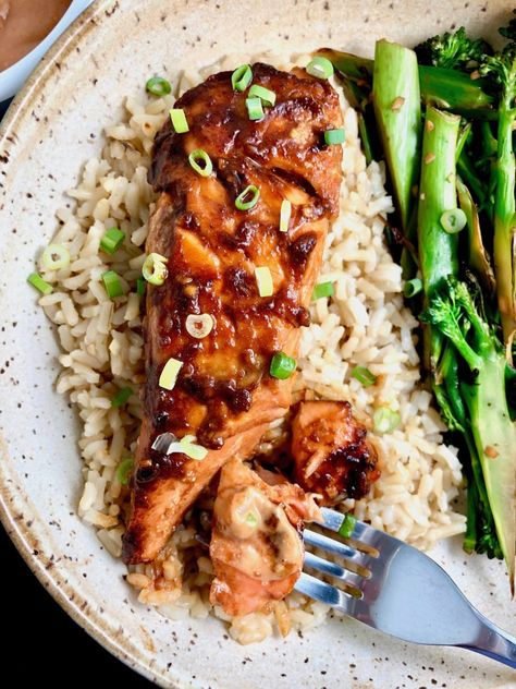 Korean Gochujang BBQ Salmon Bowls Fluffy Brown Rice, Korean Bbq Marinade, Salmon Bowls, Bbq Marinade, Yum Sauce, Bbq Salmon, Marinated Salmon, Bbq Shrimp, Yum Yum Sauce