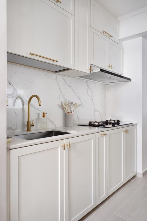 Neo Classic Kitchen, Timeless Kitchen Cabinets, Modern Classic Kitchen, Kitchen With Marble, Classical Kitchen, Minimal Kitchen Design, Classic Kitchen Design, Transitional Decor Kitchen, Kitchen Backsplash Designs