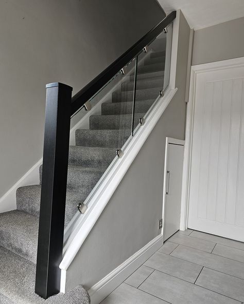 Mix of white and black with glass for a staircase balustrade 👌🏼 #staircasebanisters #glassstaircase #staircaserenovation #staircaseupgrades Glass Banister, Glass Bannister, Staircase Balustrade, Hallway Makeover, Painted Staircases, Staircase Railing Design, Stairs Makeover, Glass Staircase, Staircase Railings