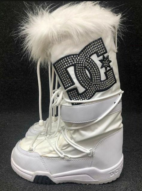 Dc Snow Boots, 00s Mode, Mcbling Fashion, Trashy Outfits, Dr Shoes, 2000s Fashion Outfits, New Rock, Moon Boots, Swag Shoes