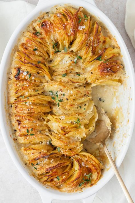 These creamy scalloped potatoes have a rich, cheesy sauce and nice crispy edges. They're the perfect side dish for any holiday meal or paired with a perfectly cooked sous vide steak! Thanksgiving Potatoes, Best Scalloped Potatoes, Steak Dinner Sides, Steak Sides, Creamy Scalloped Potatoes, Creamy Potatoes, Sous Vide Steak, Steak Side Dishes, Scalloped Potato Recipes