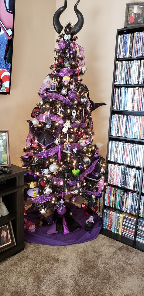 Disney Villain Christmas Tree, Disney Villains Christmas Tree, Maleficent Christmas Tree, Character Christmas Tree Ideas, Disney Themed Christmas Trees, Christmas Tree Designs, Disney Christmas Tree Theme, Unique Christmas Trees Themes, Cartoon Christmas Tree