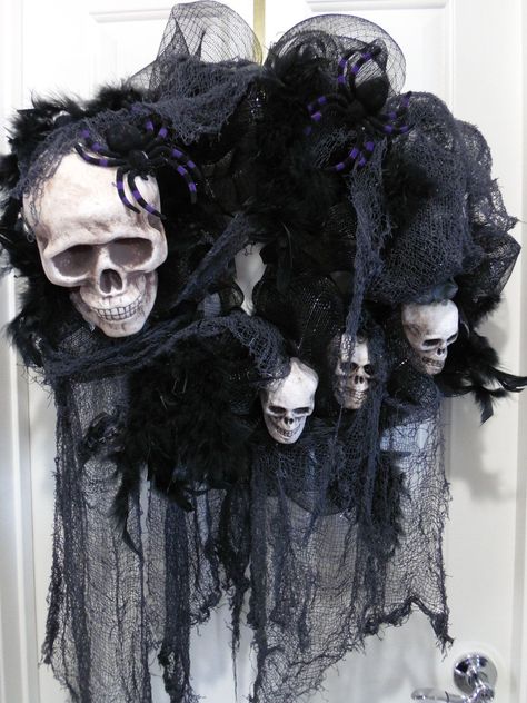 Styrofoam Skull Crafts, Gothic Wreaths, Halloween Feather Wreath, Halloween Wreath Ideas, Scary Halloween Wreath, Raven Halloween, Diy Skulls, Skeleton Wreath, Skull Wreath