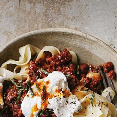 donna hay magazine on Instagram: "This chorizo bolognese with buffalo mozzarella is everything you want midweek. Bursting with flavour (despite taking less than 20 minutes to make), it's almost guaranteed to reach 'weekly favourite' status in your house. D.x Find the recipe on my website or at the link in bio. #dinner #yummy #delicious #chorizo #pasta" Chorizo Bolognese, Beef Bolognese, Chorizo Pasta, Dinner Yummy, Buffalo Mozzarella, Donna Hay, Comfort Dishes, Cabbage Soup, Favorite Comfort Food