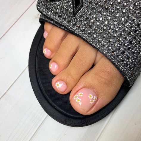 8. Pretty Daisy Pedicure Design Most women are running around and getting ready for their Christmas holiday. Your feet bear your full weight throughout the day... Pedicure Daisy Design, White Pedicure With Flower, Daisy Pedicure Toes, Spring Pedicure Ideas Toenails 2023, Pedicure Ideas Summer 2022, Daisy Toe Nail Designs, Pedicure Ideas 2022, Holiday Toe Nails Summer, Spring Pedicure Ideas Toenails Simple