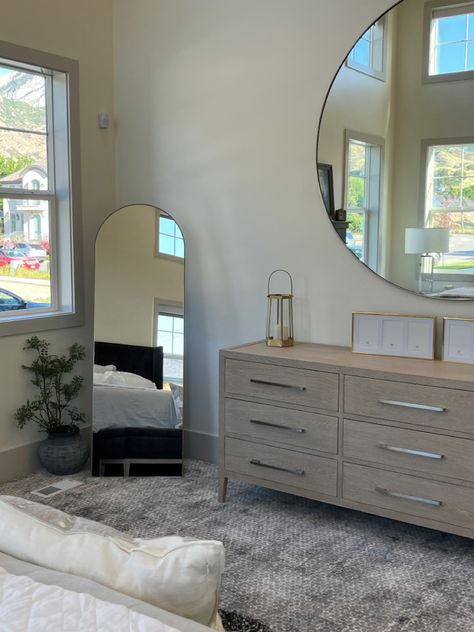 Mirror Over Dresser Bedroom, Aesthetic Dresser Decor, Medium Bedroom Ideas, Aesthetic Dresser, Couples Room, Bedroom Ideas For Small Rooms Cozy, Future Apartment Decor, Dekorasi Kamar Tidur, Bedroom Decor Cozy